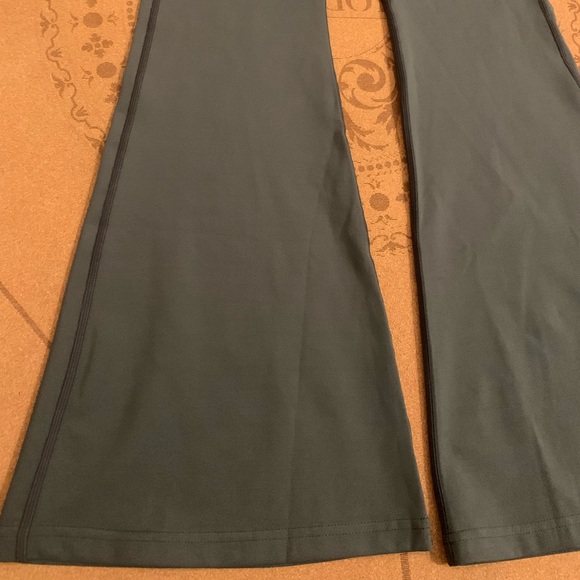 Darc Sport wolf gray loyalty energy Georgia flare leggings NWT 🐺 - Picture 7 of 8